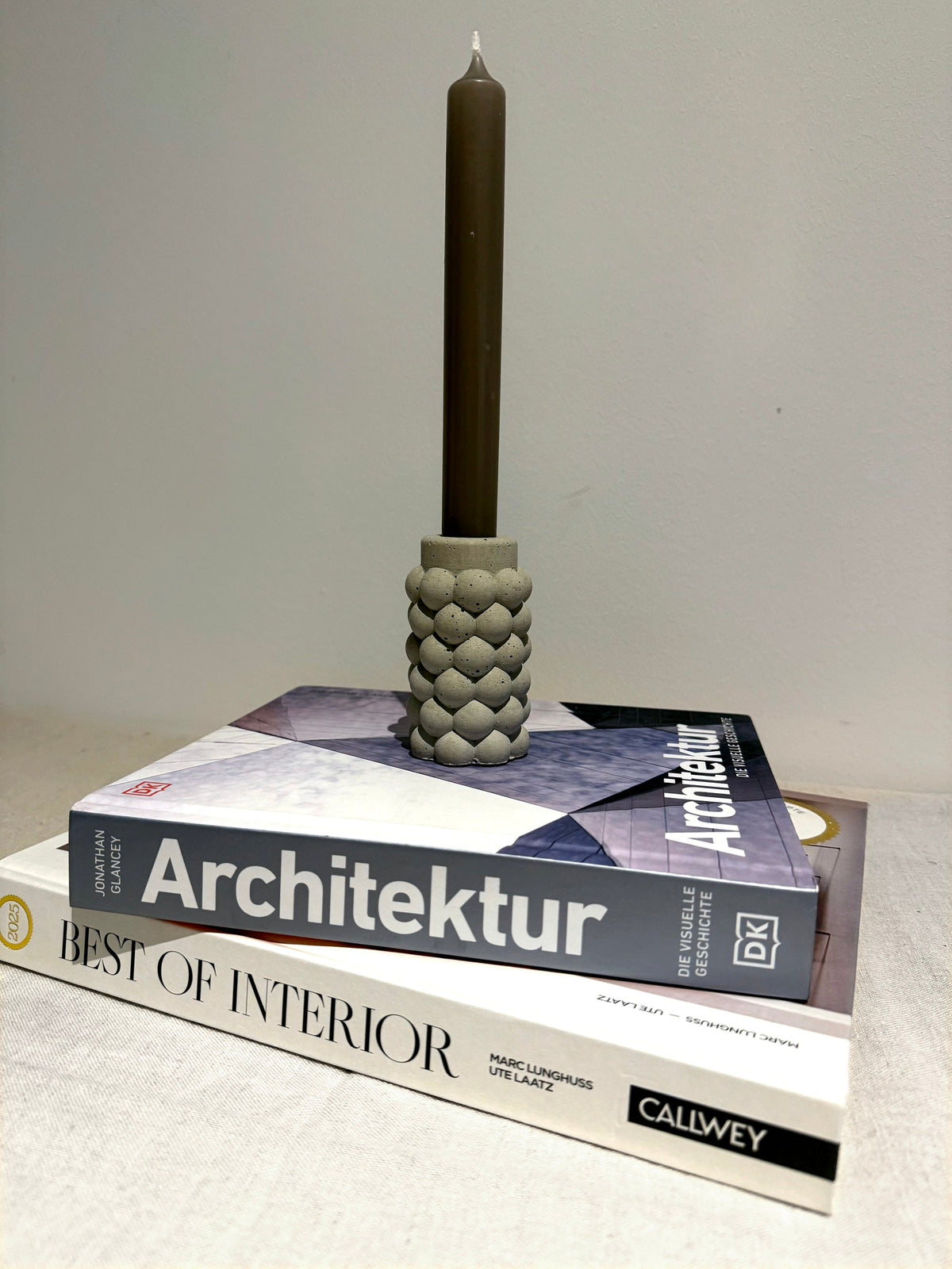 Kerzenständer Bubbles aus Beton – dekorierte Ansicht