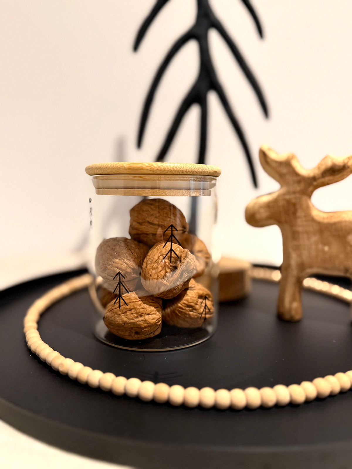 Snackdose mit Tannenbaummotiv und Bambusdeckel – dekorierte Ansicht