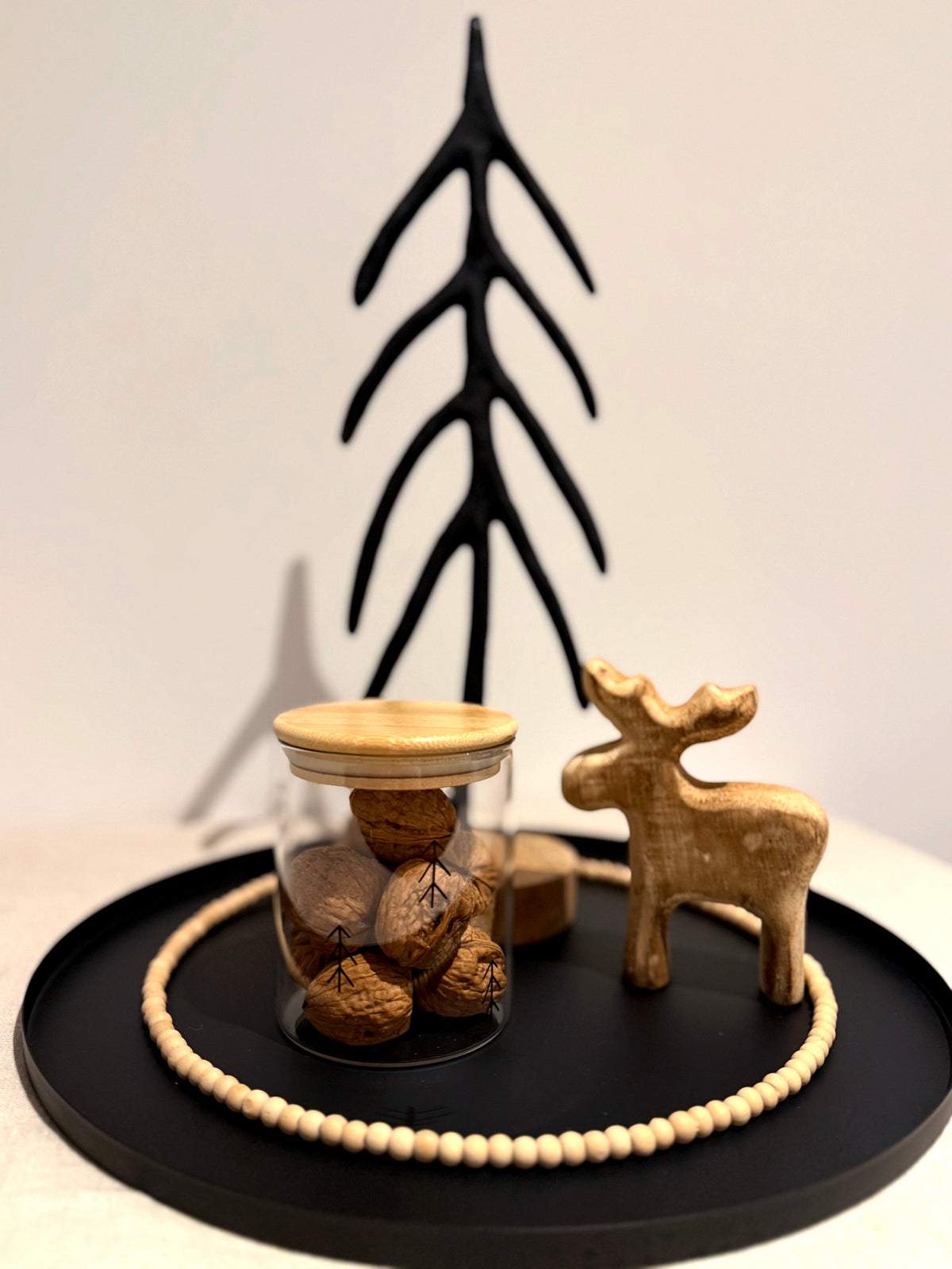 Snackdose mit Tannenbaummotiv und Bambusdeckel – Detailansicht