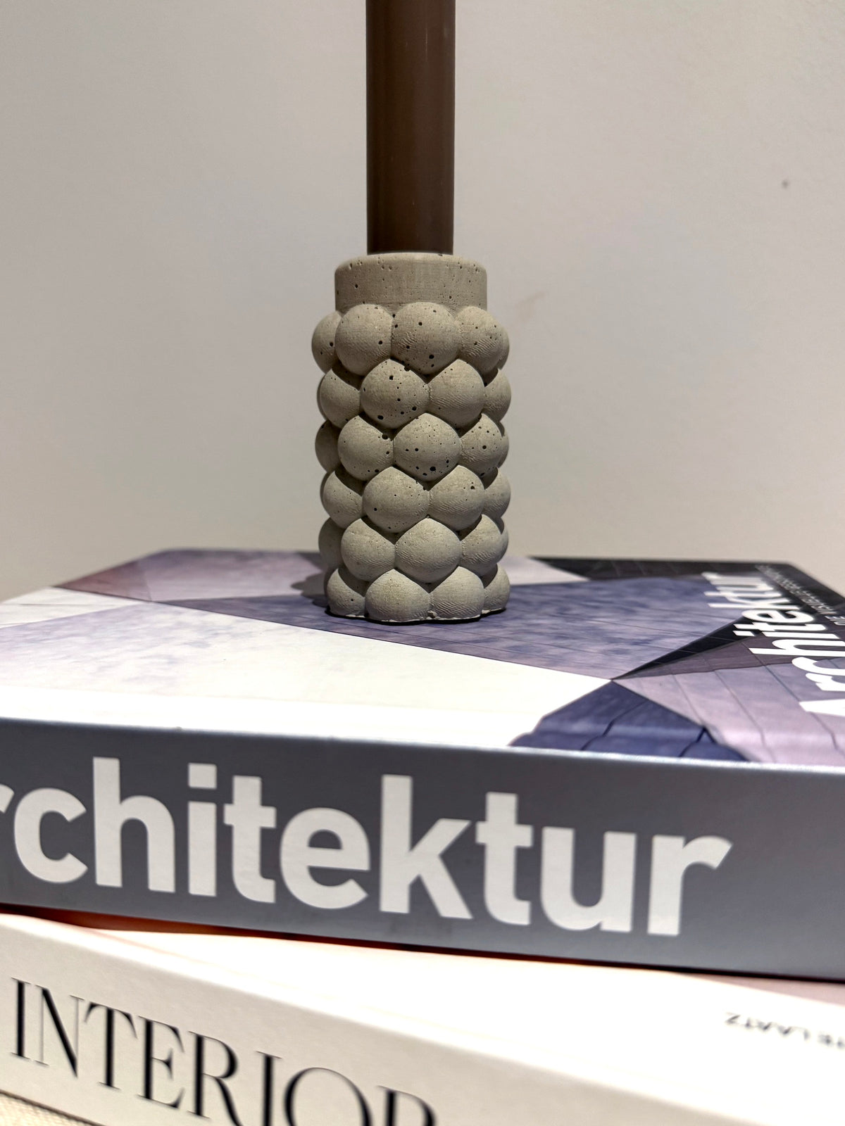 Kerzenständer Bubbles aus Beton mit Kerze – Detailansicht